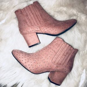 STUDDED BLUSH PINK BOOTIES